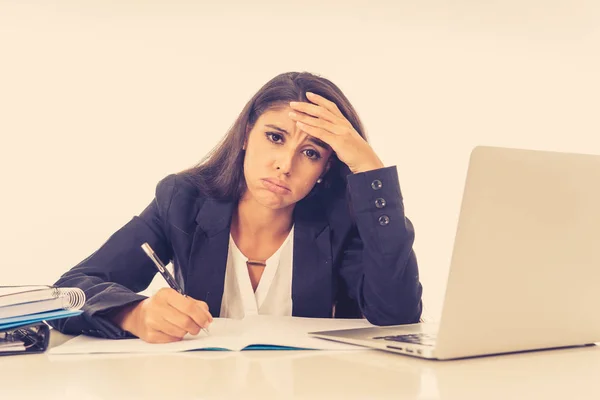 Joven Atractiva Empresaria Desesperada Frustrada Trabajando Computadora Portátil Oficina Horas — Foto de Stock