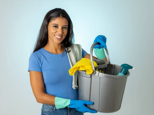 Hermosa Mujer Latina Feliz Sosteniendo Equipo Limpieza Servicio Limpieza Profesional —  Fotos de Stock