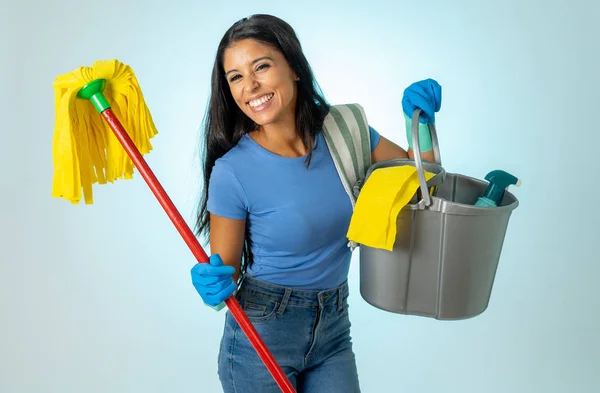 Hermosa Mujer Latina Feliz Sosteniendo Equipo Limpieza Servicio Limpieza Profesional —  Fotos de Stock