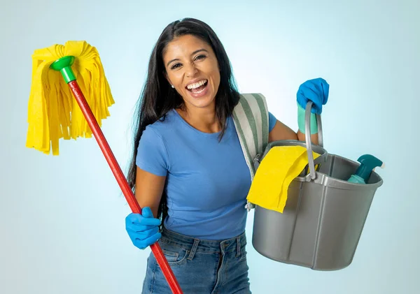 Hermosa Mujer Latina Feliz Sosteniendo Equipo Limpieza Servicio Limpieza Profesional —  Fotos de Stock