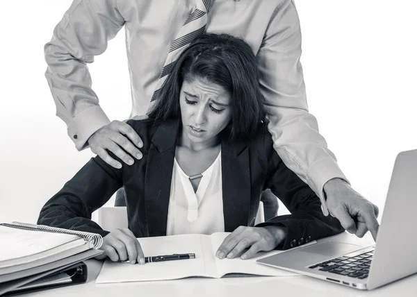 不舒服的恐惧妇女被她的老板在办公室性骚扰在工作场所 妇女权利 性虐待概念查出在白色背景 — 图库照片