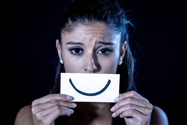 Dramático Close Retrato Mulher Triste Escondendo Sua Depressão Com Sorriso — Fotografia de Stock