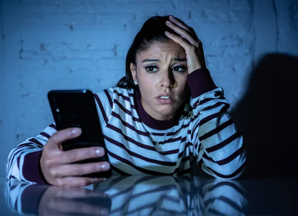 Bang Tiener Jonge Vrouw Met Behulp Van Slimme Mobiele Celtelefoon — Stockfoto