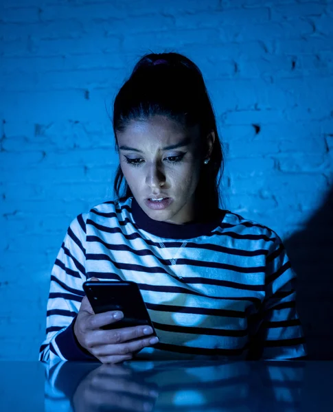 Adolescente Asustada Mujer Joven Que Usa Teléfono Celular Inteligente Como — Foto de Stock