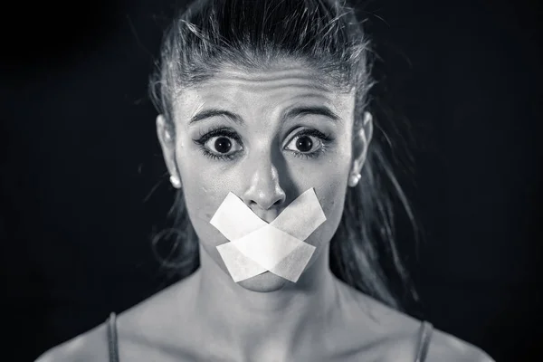Attraente Donna Spaventata Con Taped Mouth Making Silence Abuse Censura — Foto Stock