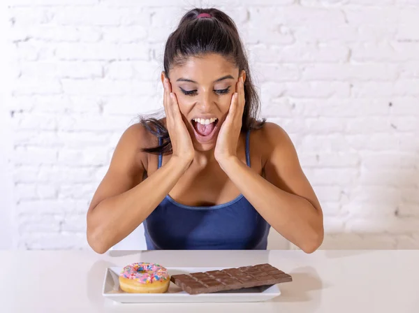 Mujer Latina Atractiva Joven Sentada Mesa Punto Comer Chocolate Donas — Foto de Stock