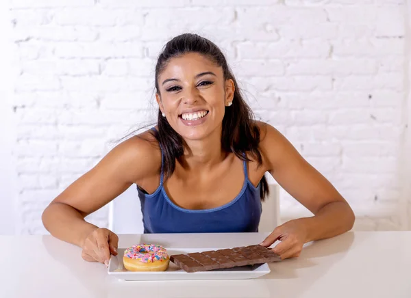 Junge Attraktive Lateinamerikanische Frau Sitzt Tisch Schokolade Und Donuts Essen — Stockfoto