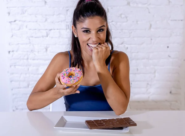 Aantrekkelijke Latijns Jongedame Zittend Aan Tafel Bezig Met Het Eten — Stockfoto