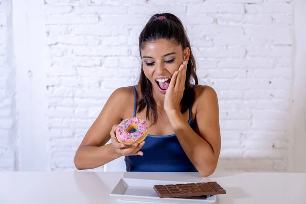 Aantrekkelijke Latijns Jongedame Zittend Aan Tafel Bezig Met Het Eten — Stockfoto