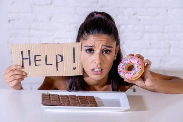 年轻的担心拉丁女人感觉诱惑和内疚想要吃巧克力和甜甜圈要求帮助在饮食卡路里糖成瘾营养和生活方式概念 — 图库照片