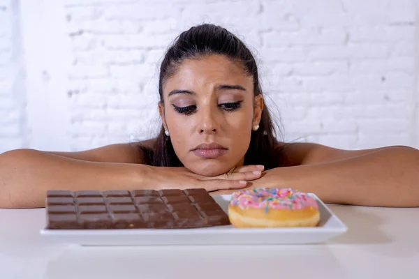 Hongerige Mooie Jonge Vrouw Ongelukkig Verlangen Zoete Chocolade Donuts Kan — Stockfoto