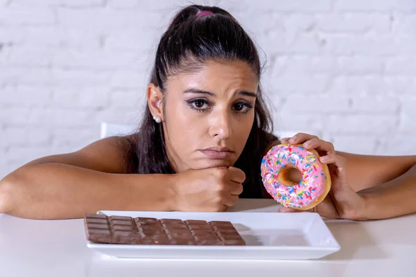 Hongerige Mooie Jonge Vrouw Ongelukkig Verlangen Zoete Chocolade Donuts Kan — Stockfoto