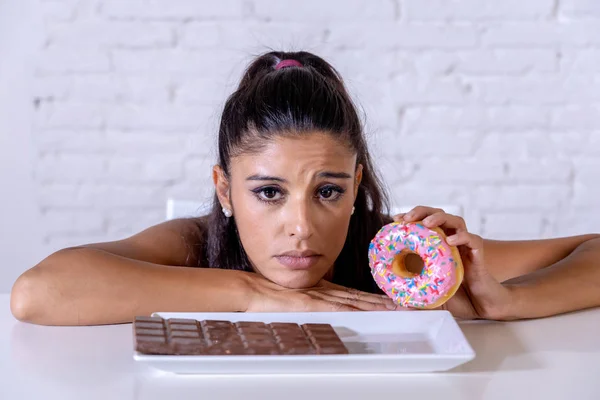 饥饿的美丽的年轻女人不高兴渴望甜巧克力和甜甜圈 不能吃节食减肥糖成瘾糖尿病和不健康的健康食品概念 — 图库照片