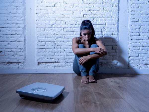 Jovem Adolescente Bulímica Anoréxica Sentada Sozinha Chão Olhando Para Escala — Fotografia de Stock