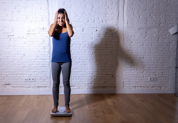 Giovane Forma Sottile Donna Controllando Peso Corporeo Scala Trovandosi Grassa — Foto Stock