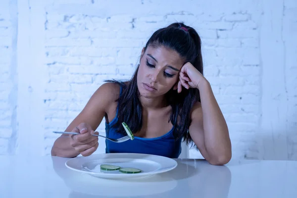 年轻迷人的妇女感到悲伤和无聊与饮食不希望吃蔬菜或健康食品在节食饮食紊乱和减肥概念 — 图库照片