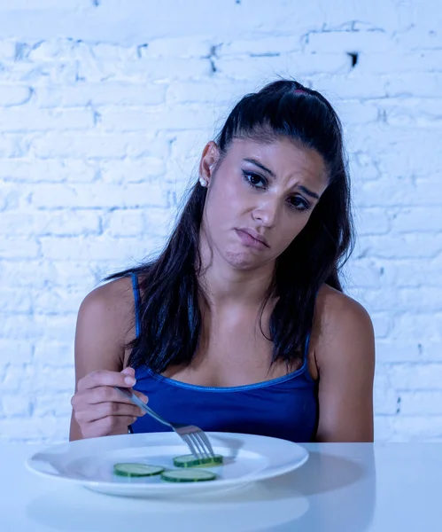 年轻迷人的妇女感到悲伤和无聊与饮食不希望吃蔬菜或健康食品在节食饮食紊乱和减肥概念 — 图库照片
