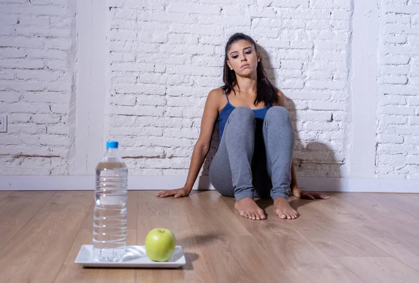 Mujer Joven Dieta Desesperada Sentada Suelo Mirando Triste Una Fruta —  Fotos de Stock