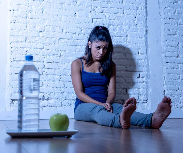 Mujer Joven Dieta Desesperada Sentada Suelo Mirando Triste Una Fruta — Foto de Stock