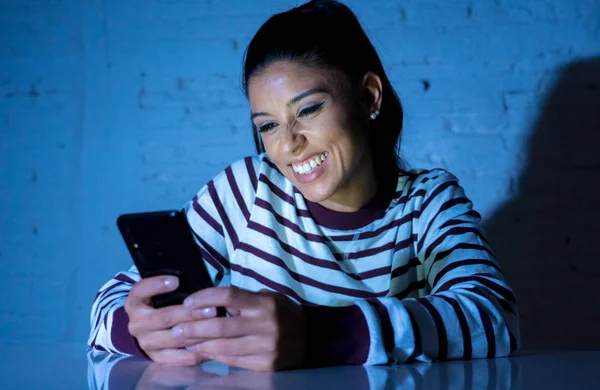 幸せの魅力的な若い女性をデート線デートで Mobile Phone 暗い光の新しい技術コンセプトと夜に自宅のアプリケーション上でチャット — ストック写真