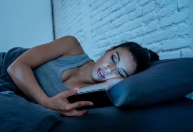 Sohbet ve onun akıllı telefon uykulu bıkkın ve yorgun geç saatte gece telefon bağımlılığı kavram kullanarak internette sörf bağımlısı genç güzel kadın