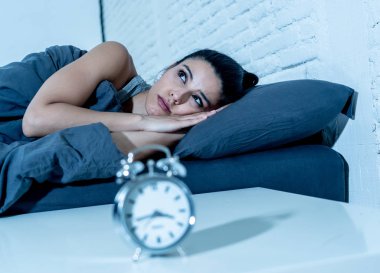 Uykusuz ve umutsuz güzel latin kadın uyanık gece uykusuzluk uyku bozukluğu kavram acı saat bakarak uyumak mümkün değil.