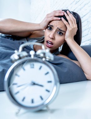 Uykusuz ve umutsuz güzel latin kadın uyanık gece uykusuzluk uyku bozukluğu kavram acı saat bakarak uyumak mümkün değil.