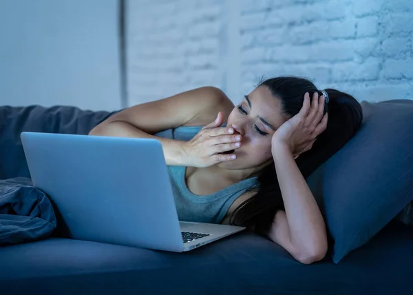 Cansado Atraente Jovem Mulher Trabalhando Navegando Internet Com Computador Sofá — Fotografia de Stock