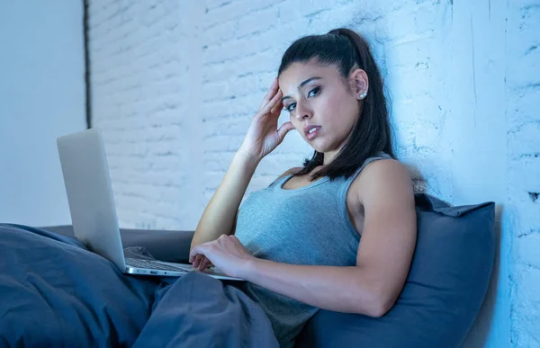 Mujer Joven Atractiva Cansada Trabajando Navegando Internet Con Computadora Sofá —  Fotos de Stock