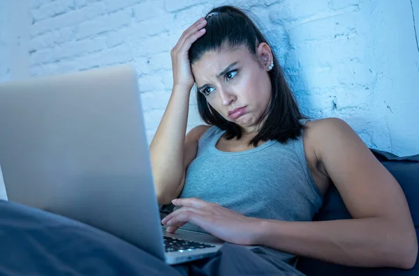 Mujer Joven Atractiva Cansada Trabajando Navegando Internet Con Computadora Sofá —  Fotos de Stock