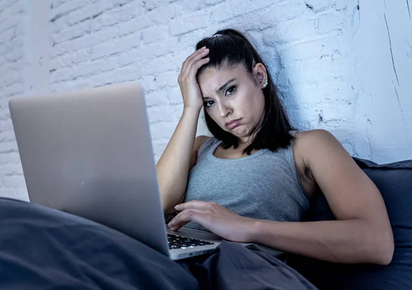 Mujer Joven Atractiva Cansada Trabajando Navegando Internet Con Computadora Sofá —  Fotos de Stock