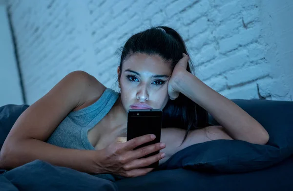 Зависимая Молодая Красивая Женщина Чата Серфинга Интернете Используя Смартфон Сонный — стоковое фото