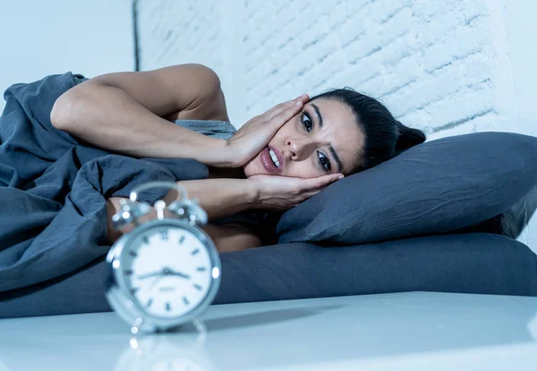 Dormindo Desesperado Bela Mulher Latina Acordado Noite Não Capaz Dormir — Fotografia de Stock