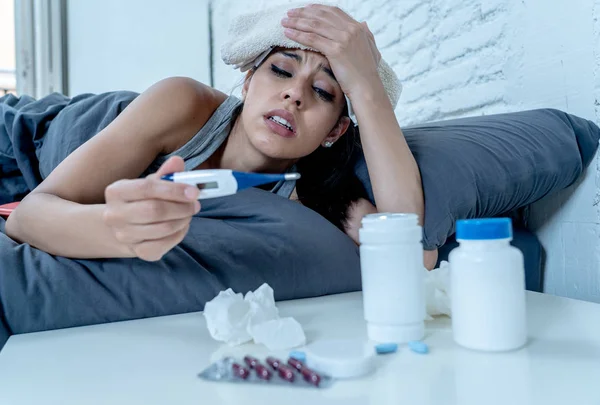 生病的有吸引力的女人躺在床上感觉不适与头痛疼痛鼻子高温感觉疲劳和不安不能够去工作在医疗保健概念 — 图库照片