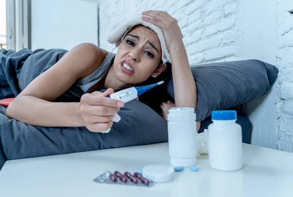 Mujer Atractiva Enferma Acostada Cama Sintiéndose Mal Con Dolor Cabeza — Foto de Stock