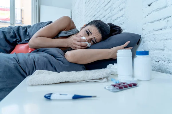 Άρρωστος Ελκυστική Γυναίκα Ξαπλωμένη Στο Κρεβάτι Αίσθημα Αδιαθεσίας Πονοκέφαλο Πληγή — Φωτογραφία Αρχείου