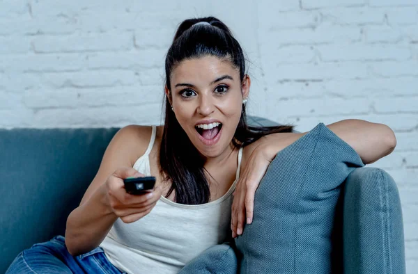 Fericit Frumoasă Tânără Latină Femeie Care Distrează Uitându Televizor Telecomandă — Fotografie, imagine de stoc
