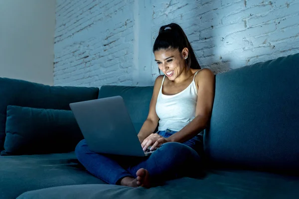 Felice Bella Giovane Donna Latina Che Utilizza Computer Portatile Navigare — Foto Stock