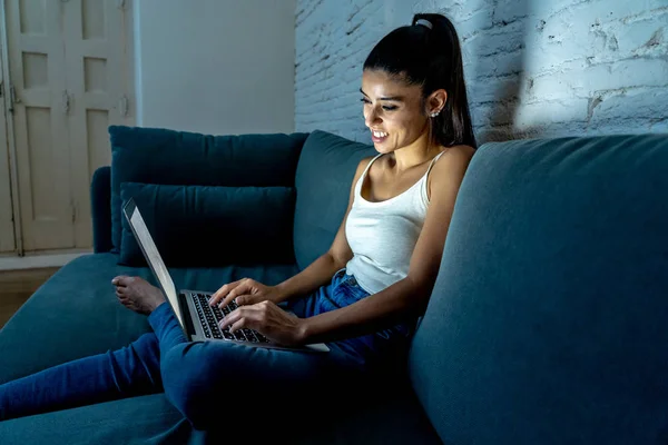 Feliz Mujer Latina Bastante Joven Utilizando Navegación Portátil Internet Las — Foto de Stock