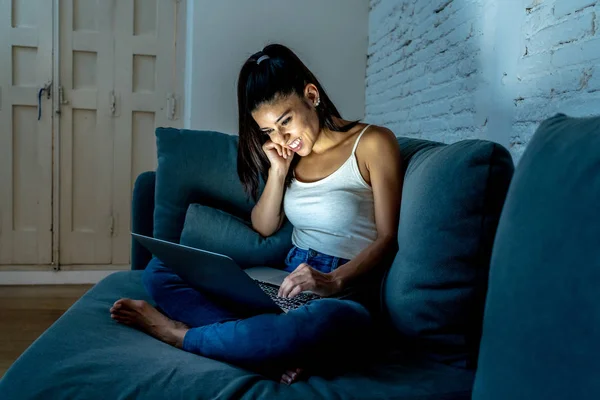 快乐漂亮的年轻拉丁妇女使用笔记本电脑上网和社交媒体坐在舒适的沙发在家里在技术生活方式沟通和人的概念 — 图库照片