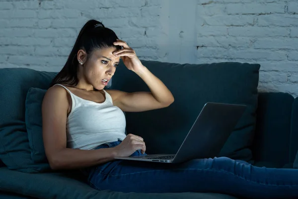 Hermosa Joven Latina Navegando Internet Computadora Portátil Sofá Casa Tarde — Foto de Stock