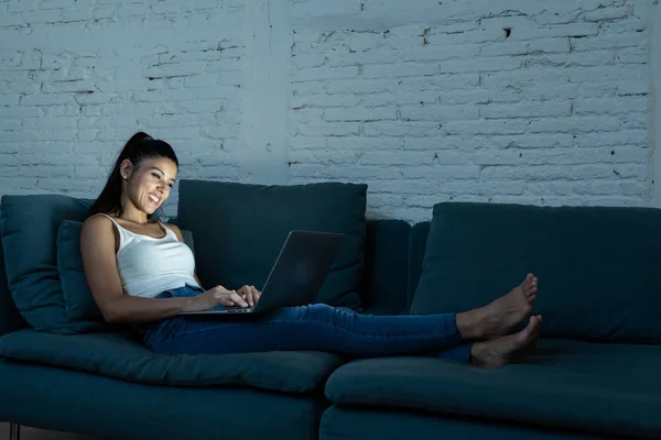 Feliz Mujer Latina Bastante Joven Utilizando Navegación Portátil Internet Las — Foto de Stock