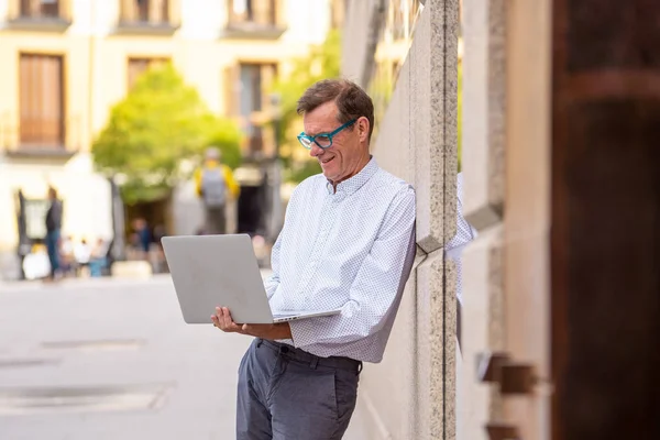 Viejo Con Estilo Que Trabaja Ordenador Portátil Que Navega Internet — Foto de Stock