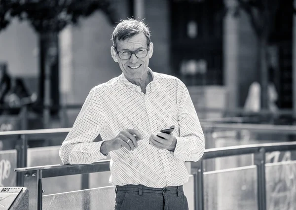 Schöner Glücklicher Mann Seinen 60Ern Der Sms Auf Seinem Mobiltelefon — Stockfoto