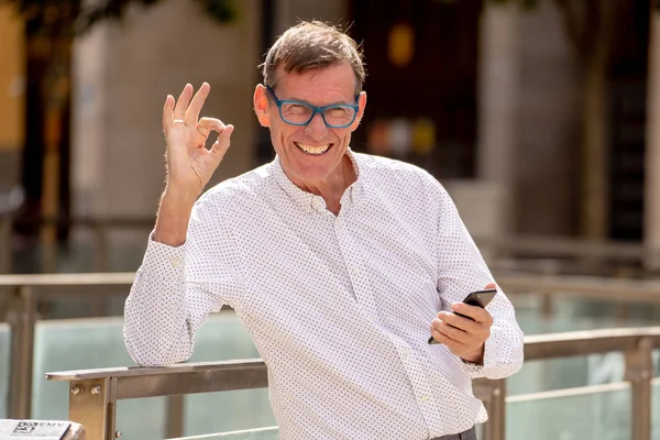 Hombre Feliz Guapo Sus Años Enviando Recibiendo Mensajes Texto Teléfono —  Fotos de Stock