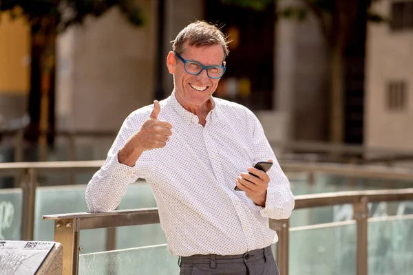 ハンサムな幸せな 代老人滞在接続ソーシャル ネットワーク現代技術を使用しての彼の携帯電話にテキスト メッセージを送受信する 起業家の創造的なビジネス コンセプト — ストック写真