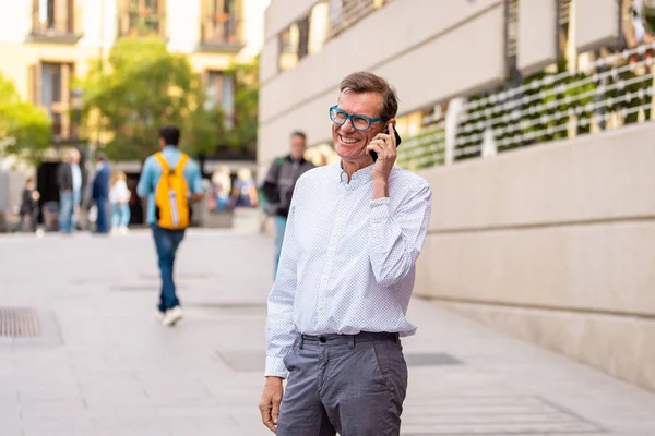 Handsome Mature Creative Freelance Businessman Talking Mobile Phone Smiling While — Stock Photo, Image
