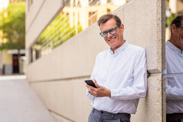 Hombre Feliz Guapo Sus Años Enviando Recibiendo Mensajes Texto Teléfono —  Fotos de Stock