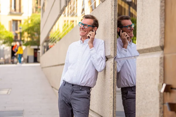 Guapo Maduro Creativo Freelance Hombre Negocios Hablando Por Teléfono Móvil — Foto de Stock