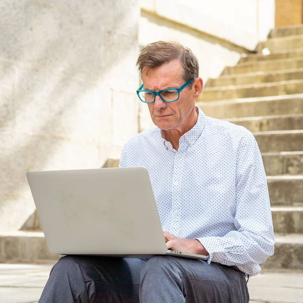 Stilvoller Alter Mann Der Laptop Arbeitet Und Internet Surft Sitzt — Stockfoto